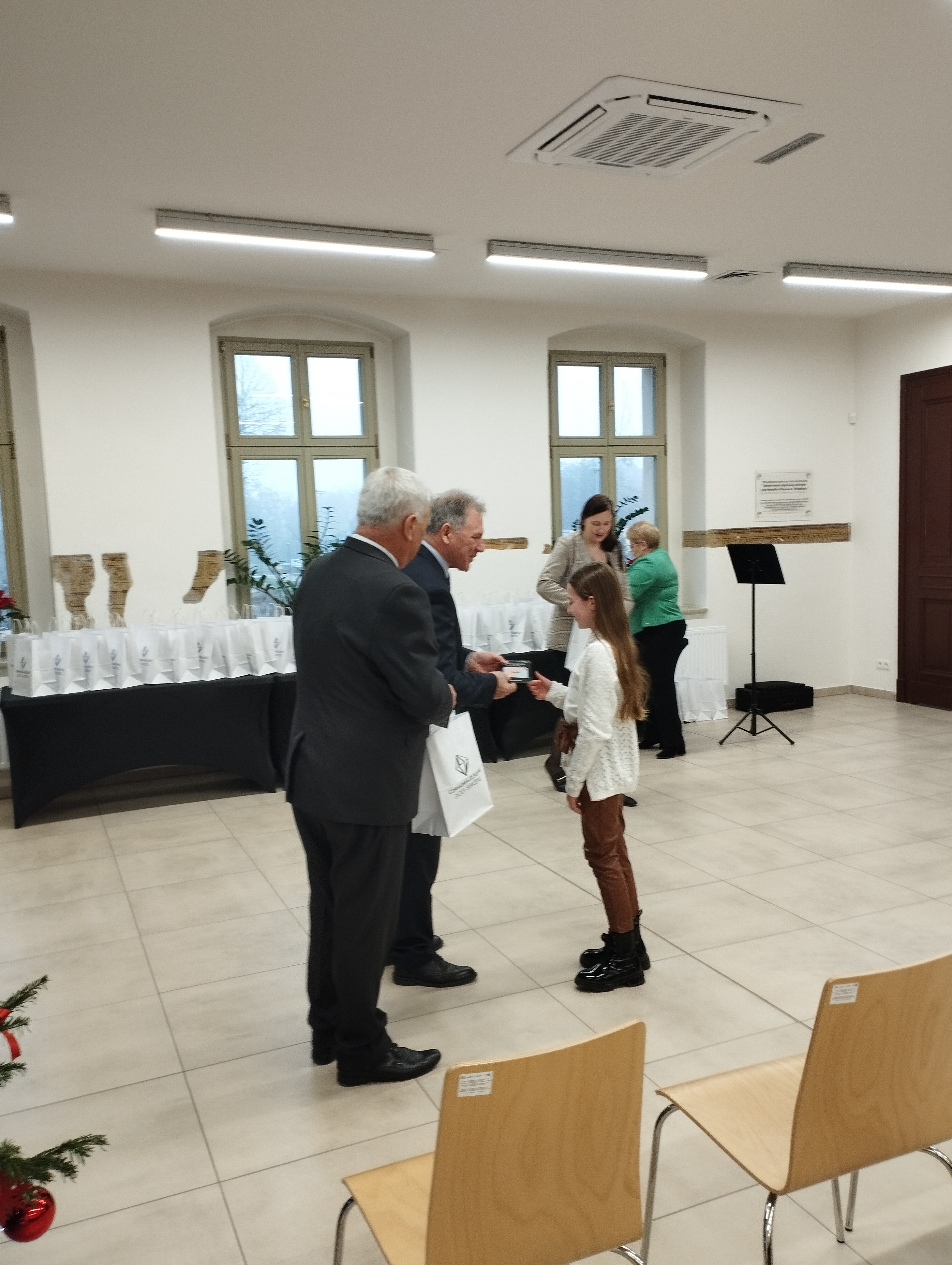 Uczennica naszej szkoły w trakcie odbierania nagrody.